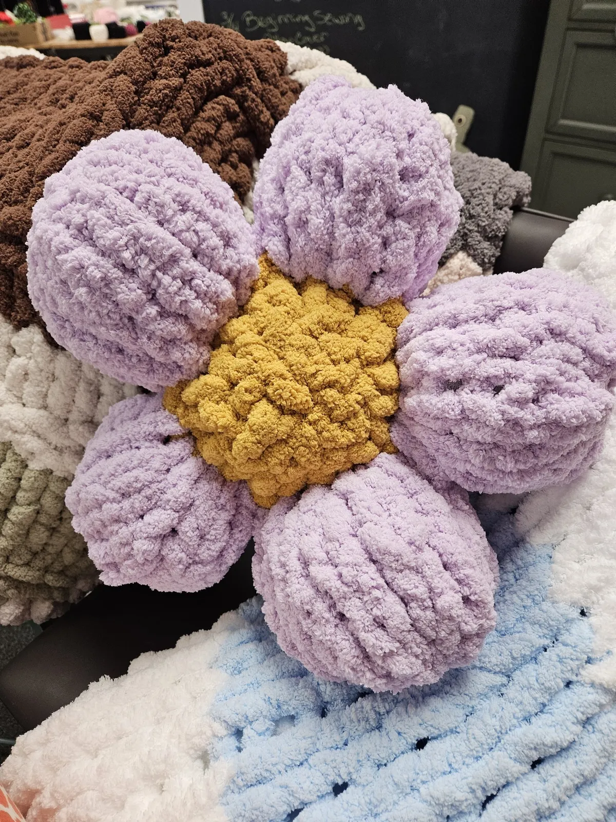 Kim's Private Party Chunky Yarn Knit Daisy Pillow Workshop