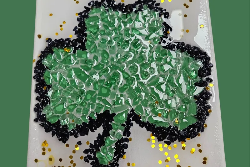 💎 Crushed Glass Art – Shamrock